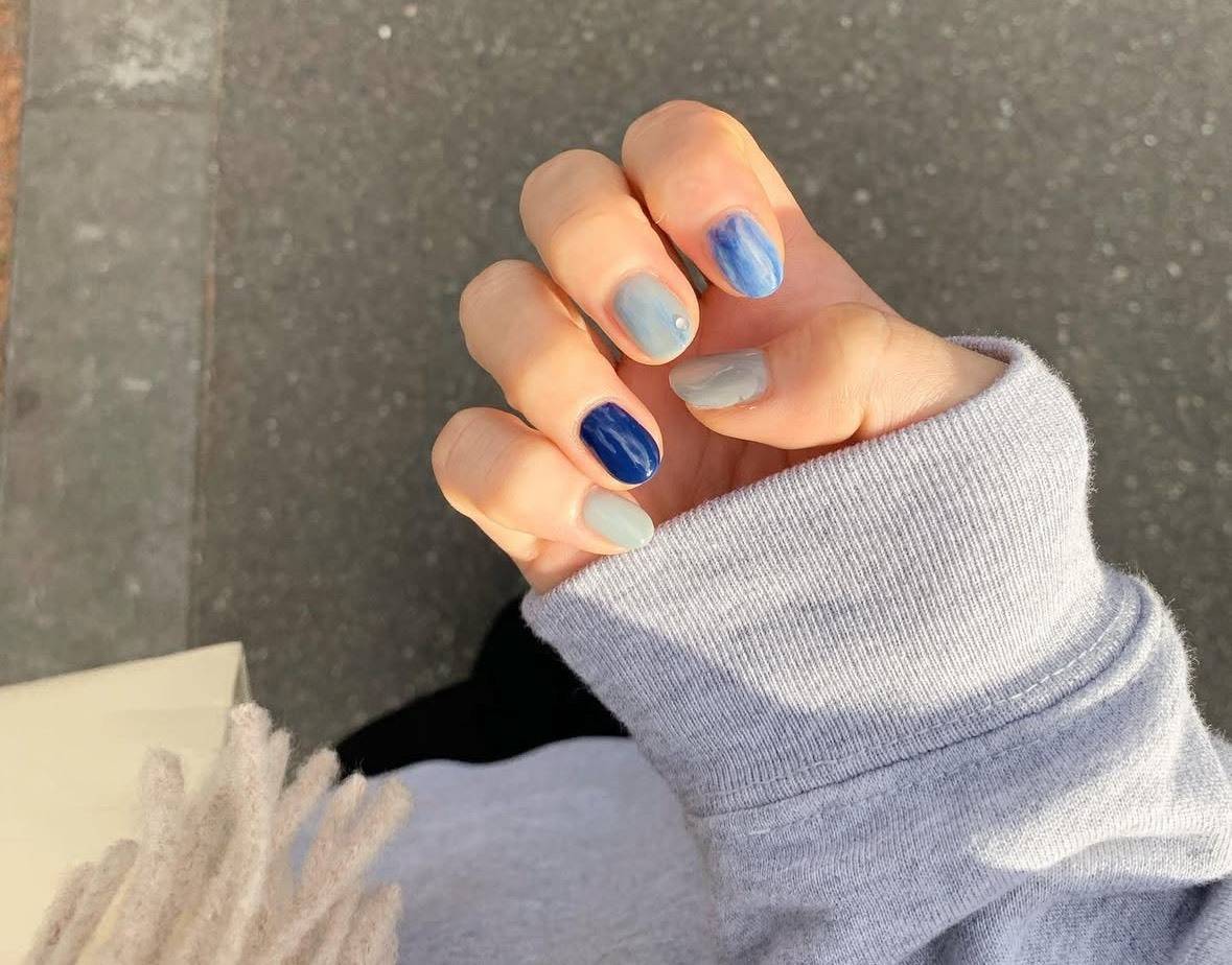 冬にぴったりのブルーネイル