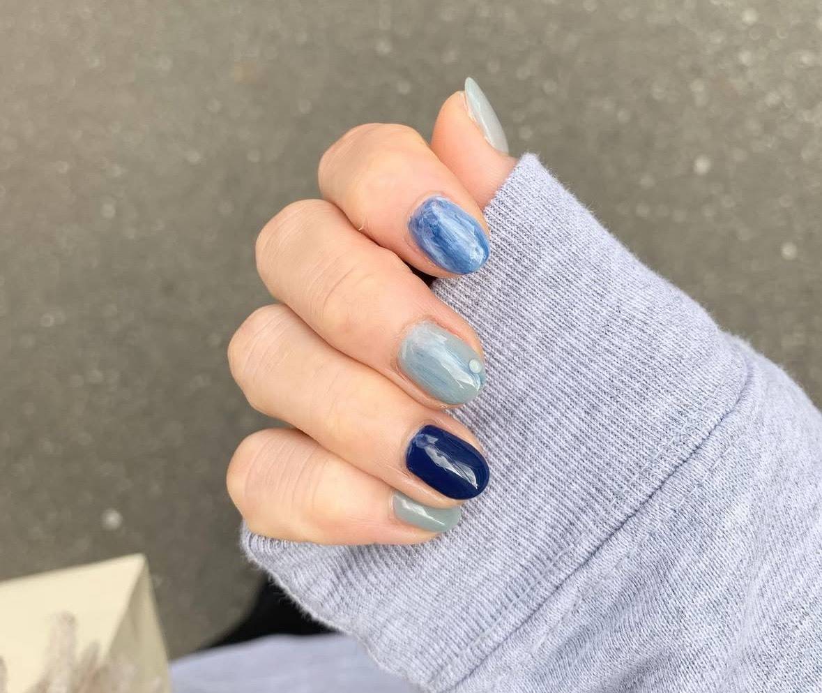 冬にぴったりのブルーネイル