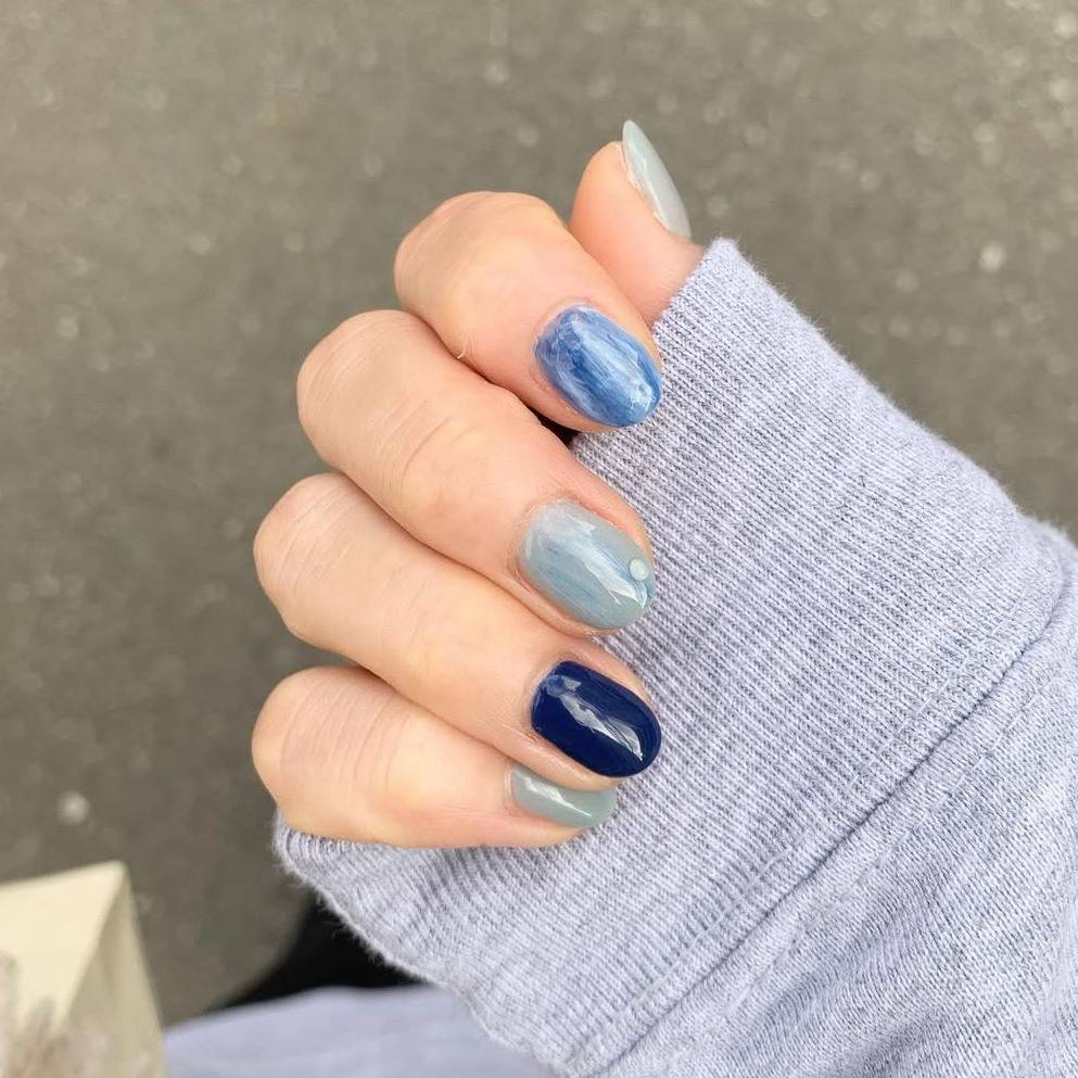 冬にぴったりのブルーネイル