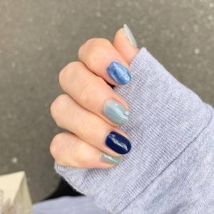 冬の指先には澄んだ“青”が似合う♪大人が楽しむ「ブルーネイル」が完成