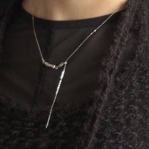 静かに輝く存在感……。さりげなくスタイルを引き立てる「ROW.」の洗練シルバーネックレス