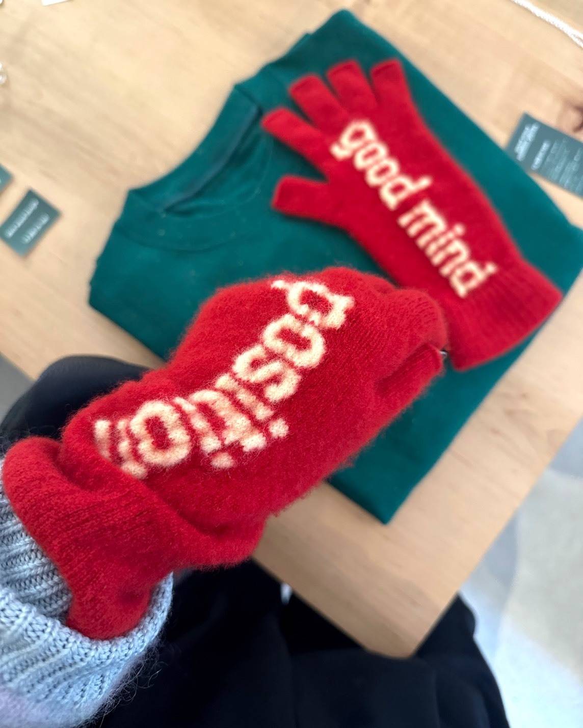 「donttellanyone」のメリノウールグローブ