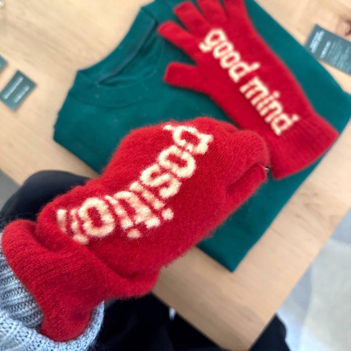 「donttellanyone」のメリノウールグローブ