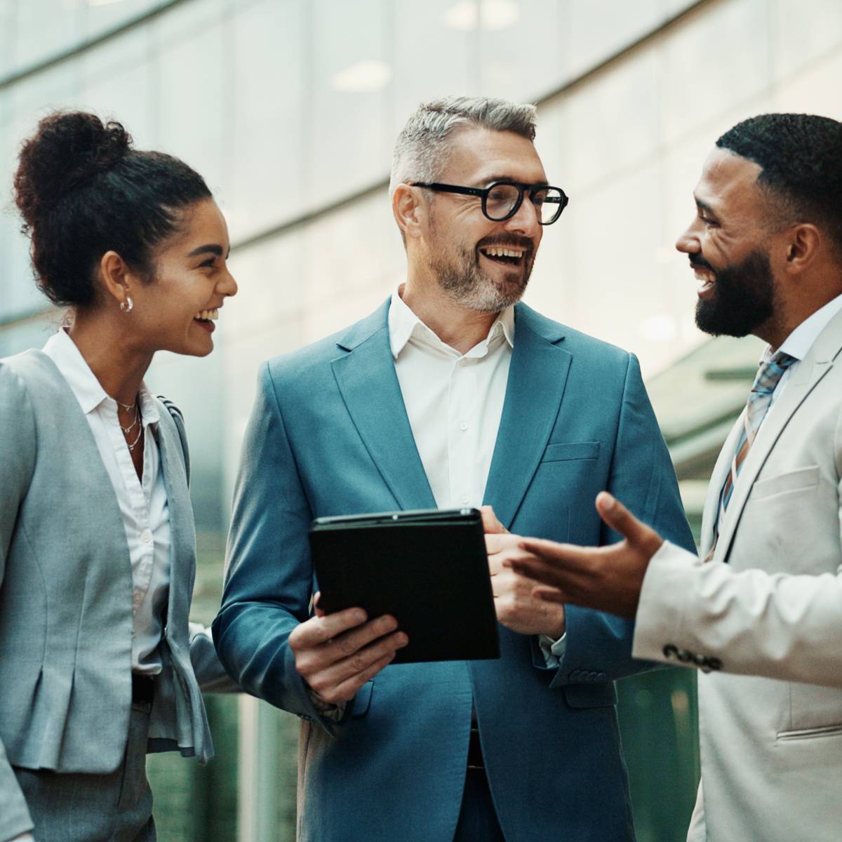 タブレットを持ちながら外で話し合う男女