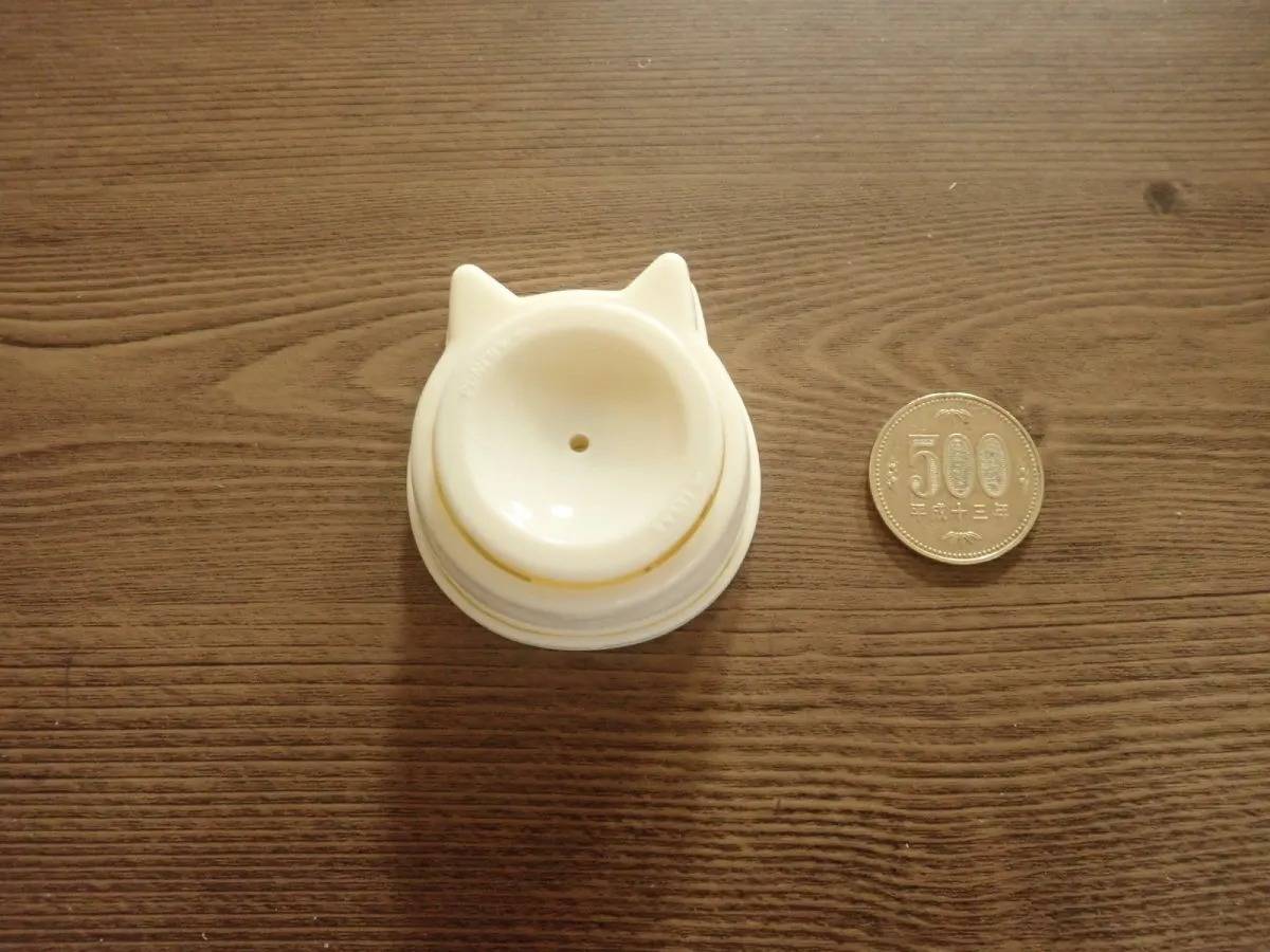 DAISO(ダイソー)：たまごの穴あけ器(MEOW)
