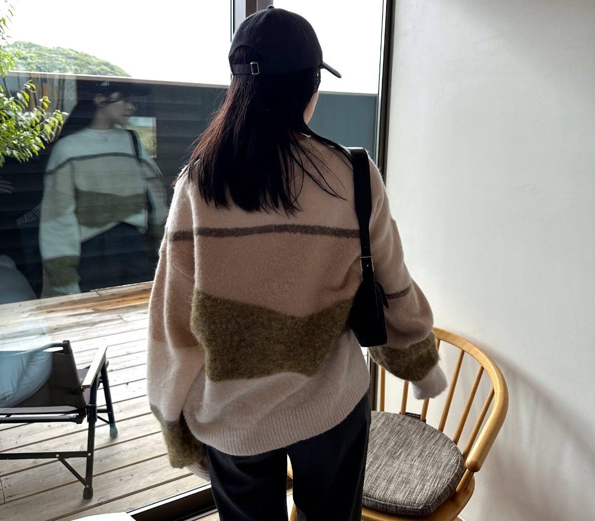 グラデーションインターシャ起毛ニットのコーデ