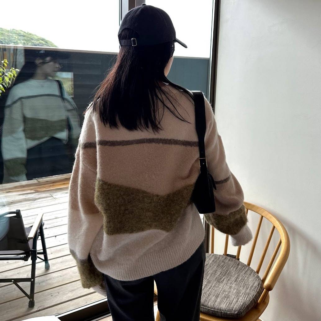 グラデーションインターシャ起毛ニットのコーデ