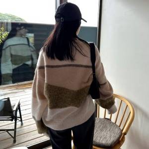 やわらかな色合いが心地よい♡VISの「グラデーションニット」で大人可愛い冬コーデ