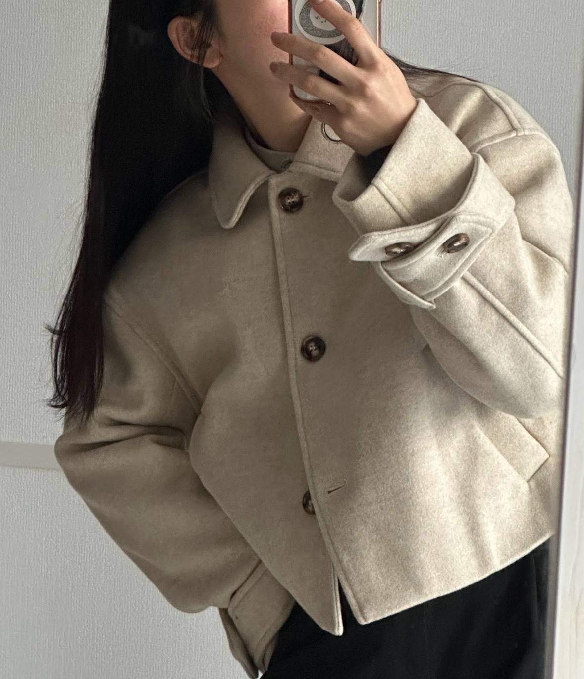 ベージュのステンカラーウールコート