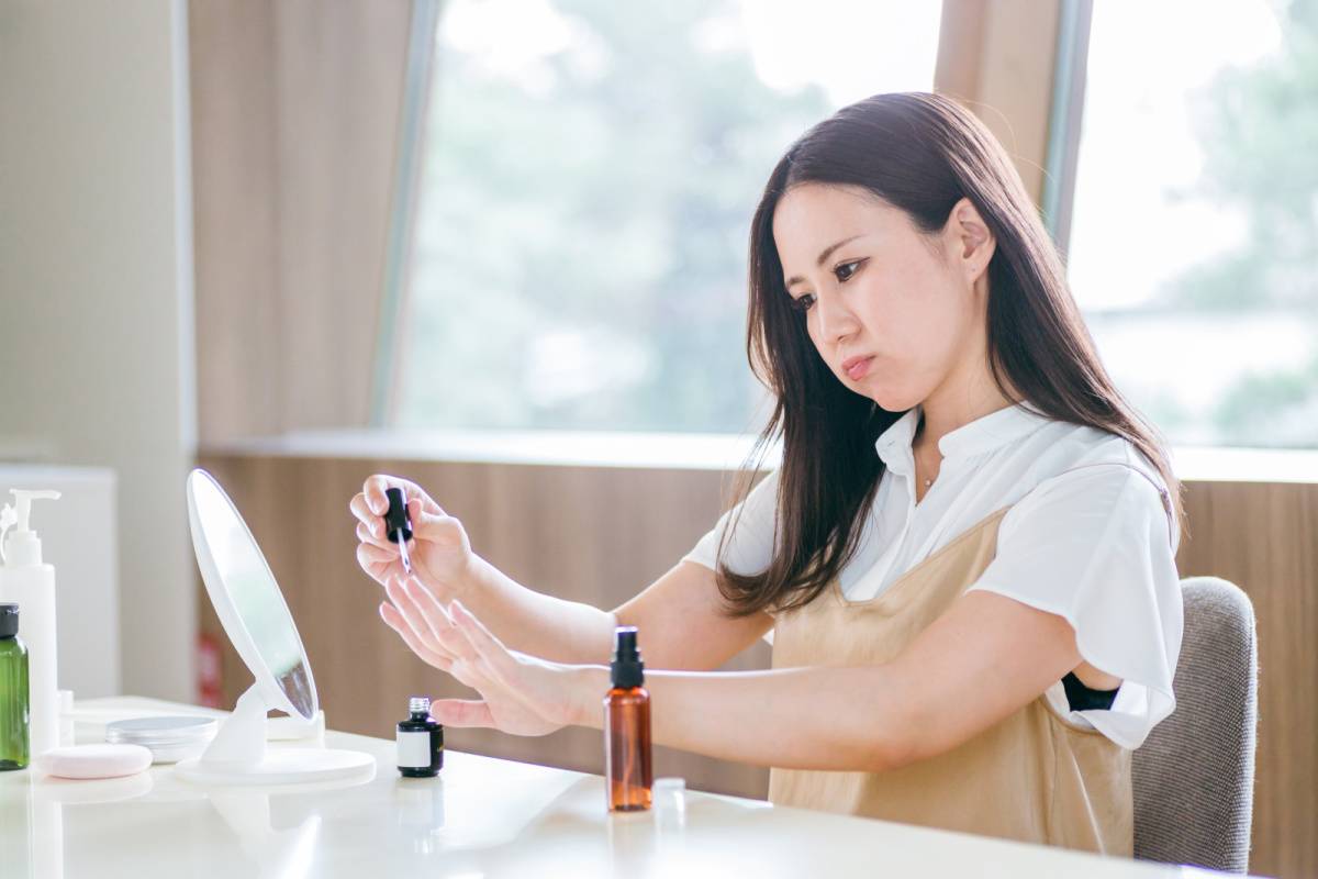 自宅でセルフネイルを楽しむ女性