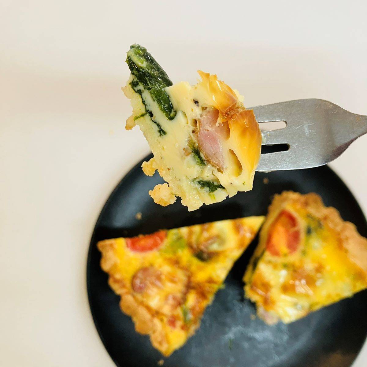 森永公式の「ほうれん草とベーコンのキッシュロレーヌ」のレシピ