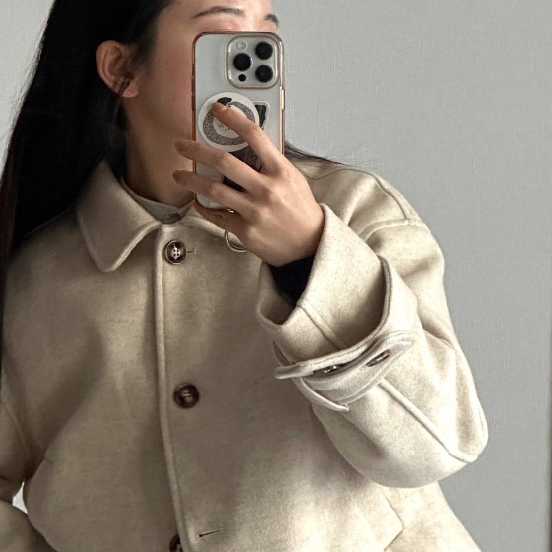 ベージュのステンカラーウールコート