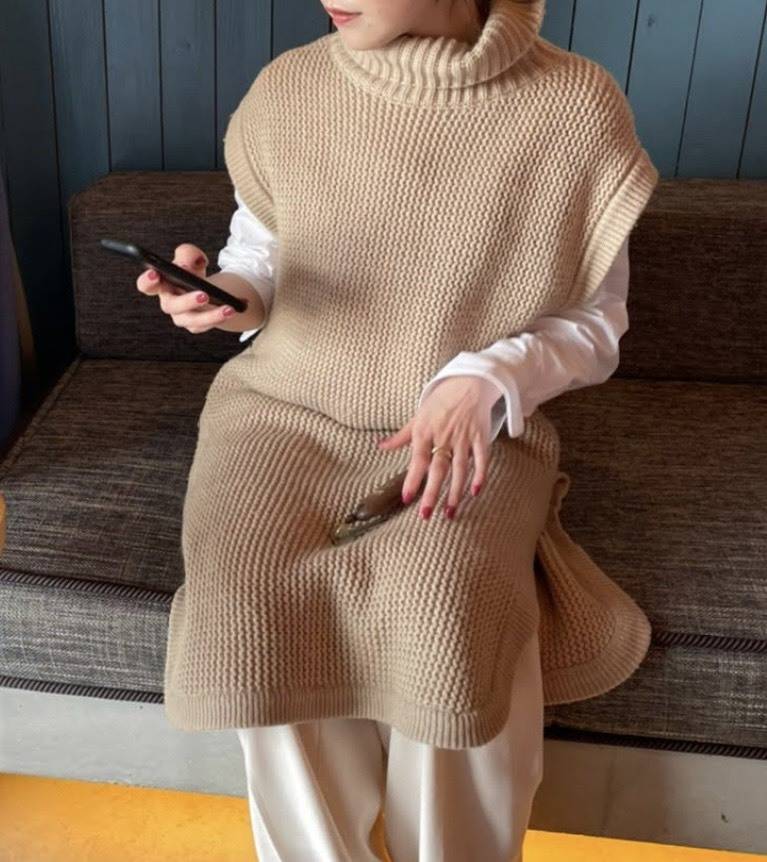 ラウンドヘムニットベストコーデ