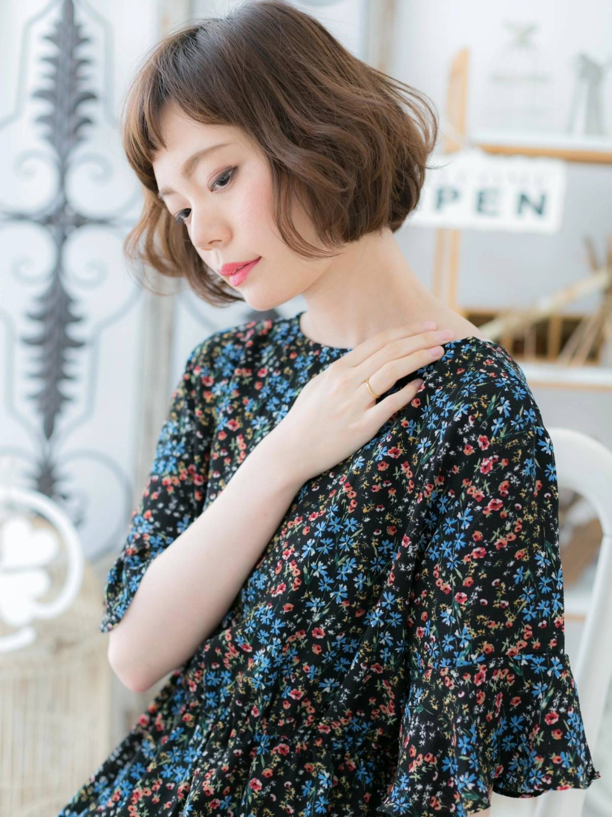 オン眉のくせ毛風ボブ