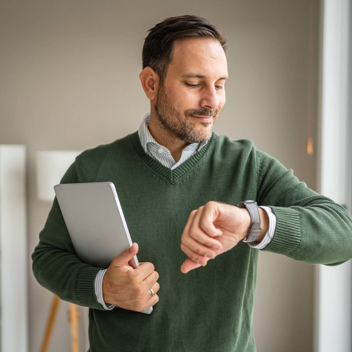 腕時計を見る男性