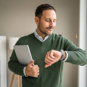 これぞモテるイケオジの共通点。クールな40代50代男性の仕草5選