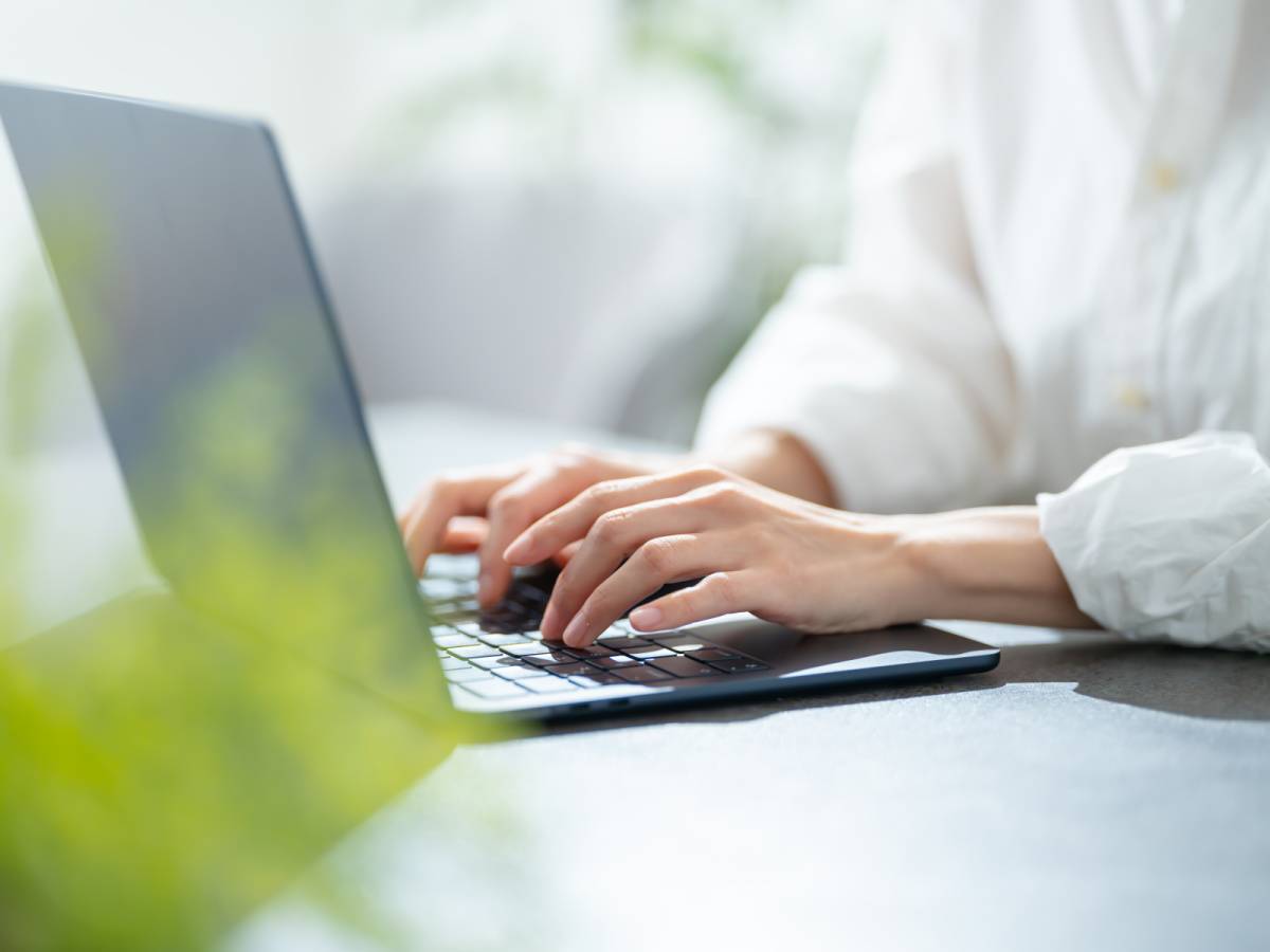 パソコン作業する人