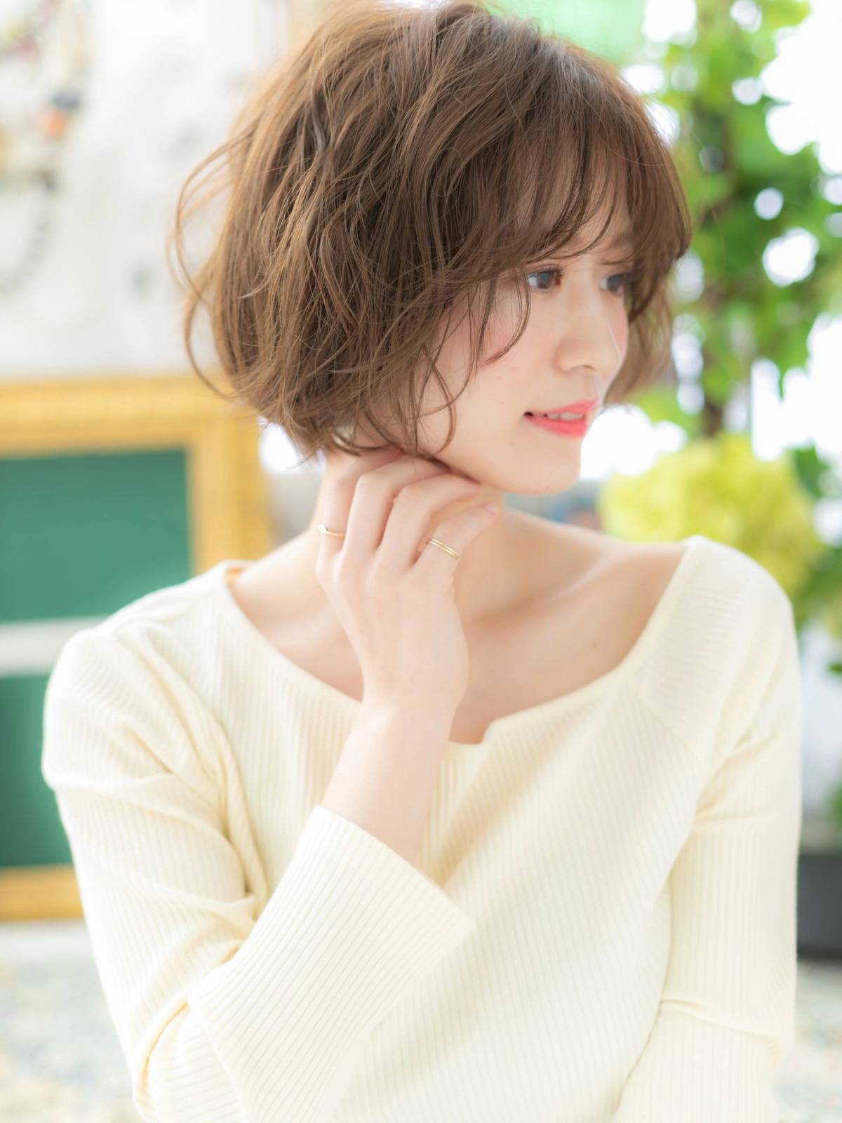 ベージュカラーのゆるふわボブ