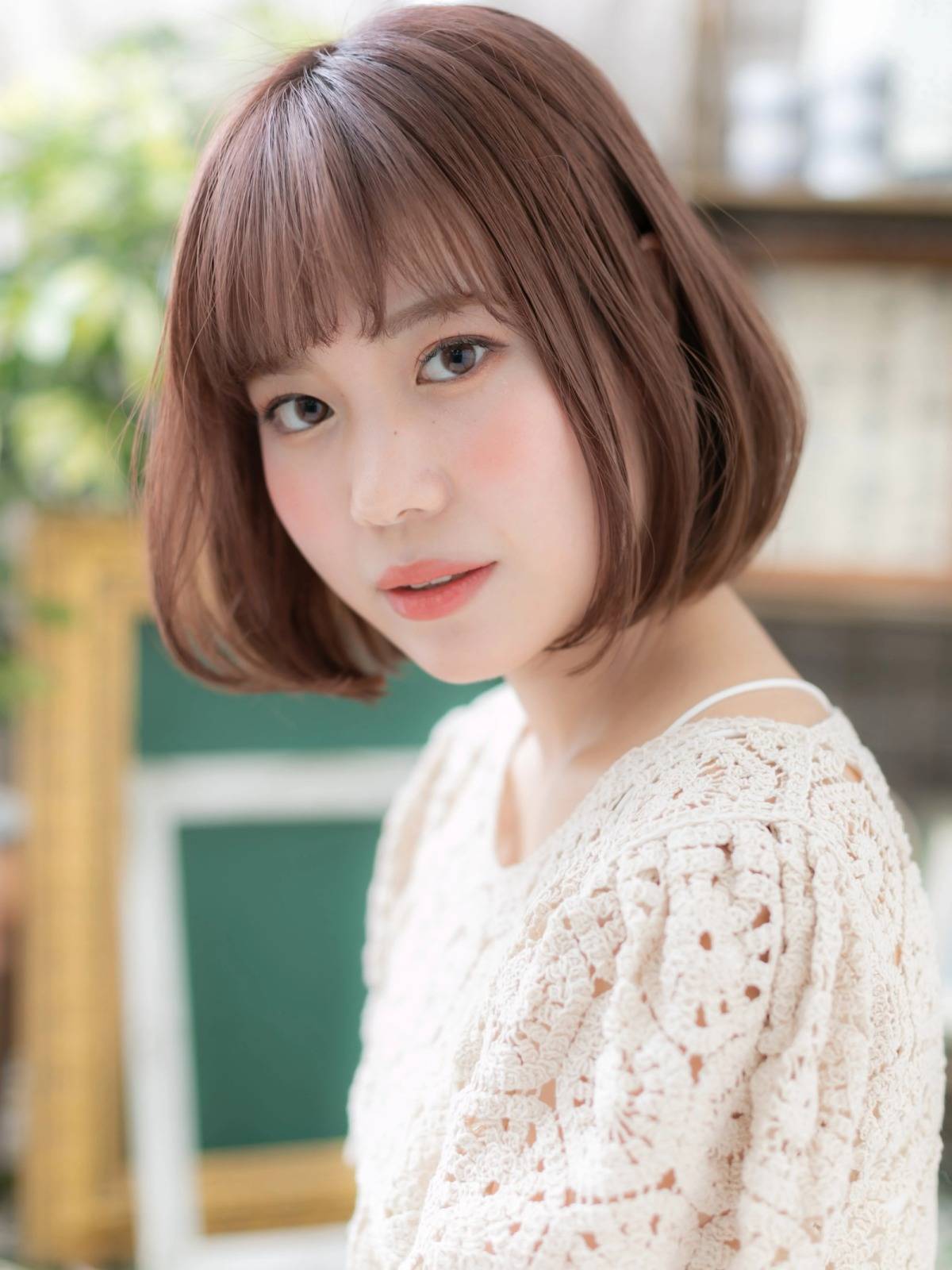 ラベンダーベージュの前下がりボブ