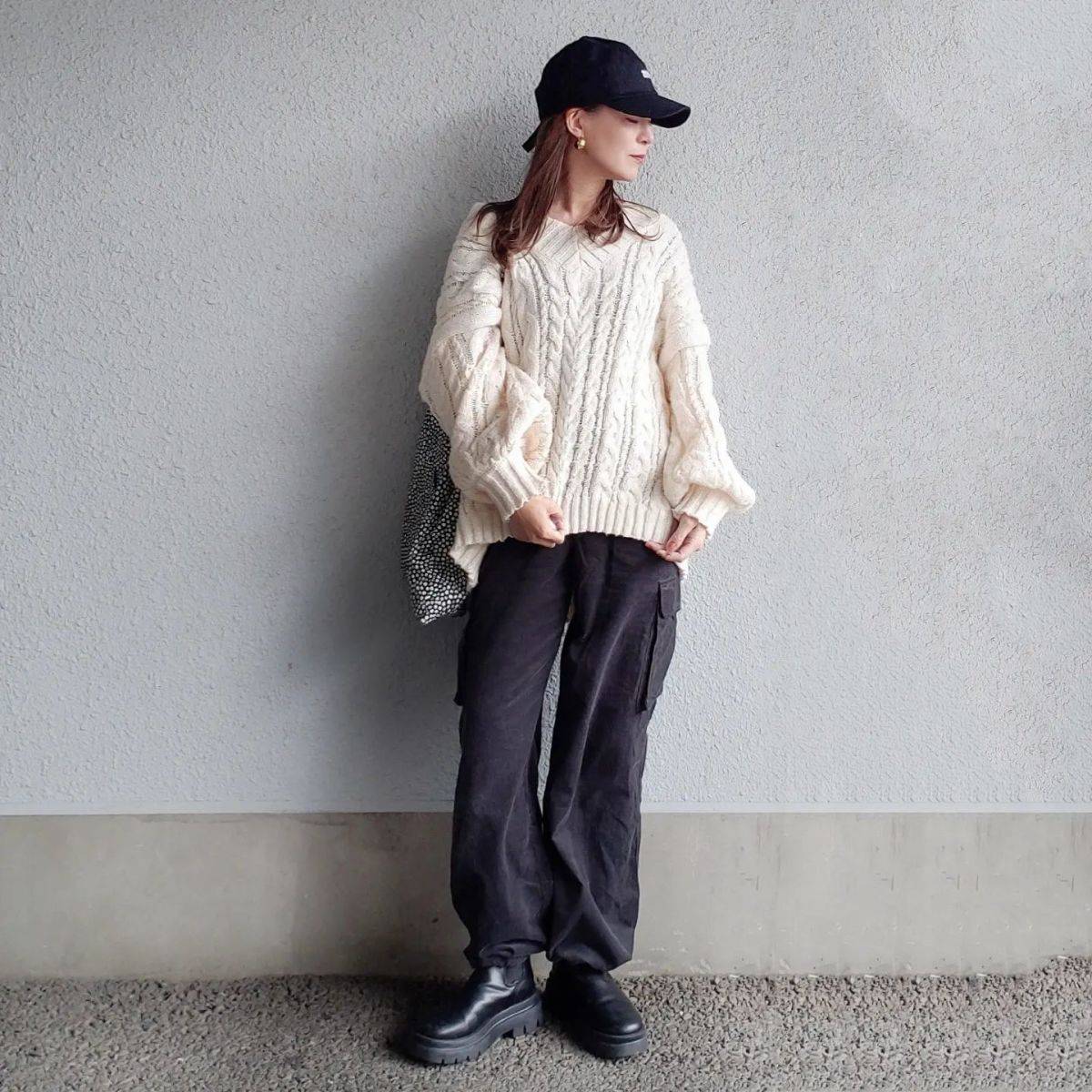 ケーブルニット×カーゴパンツ