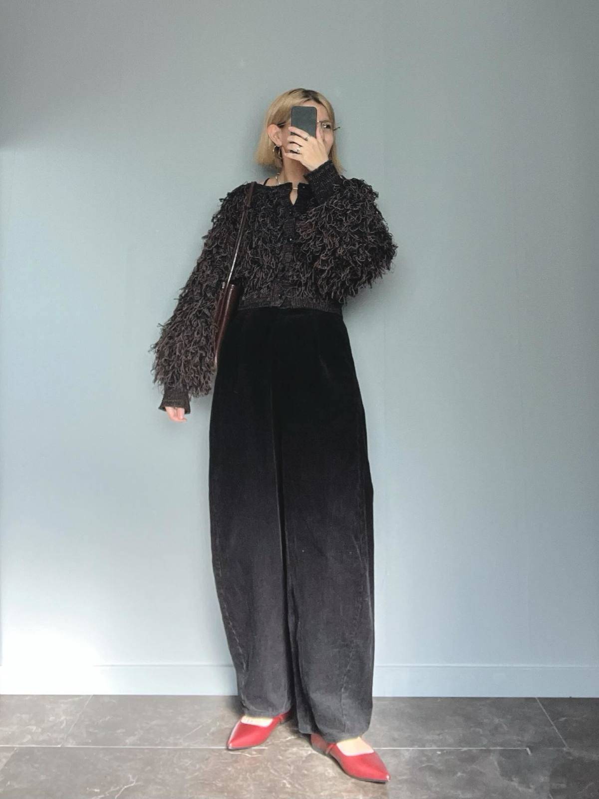 素材感の差を意識したブラックコーデ