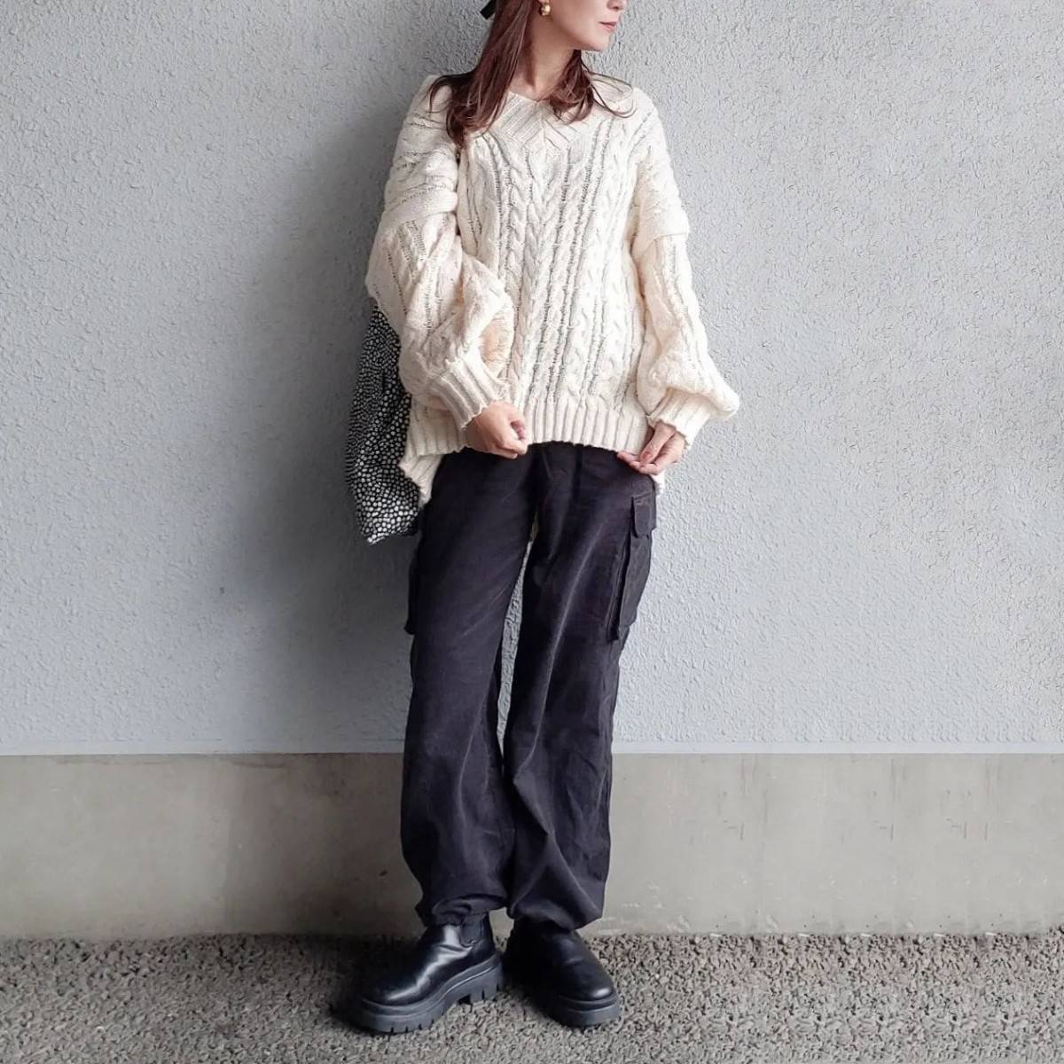 モノトーンコーデの女性