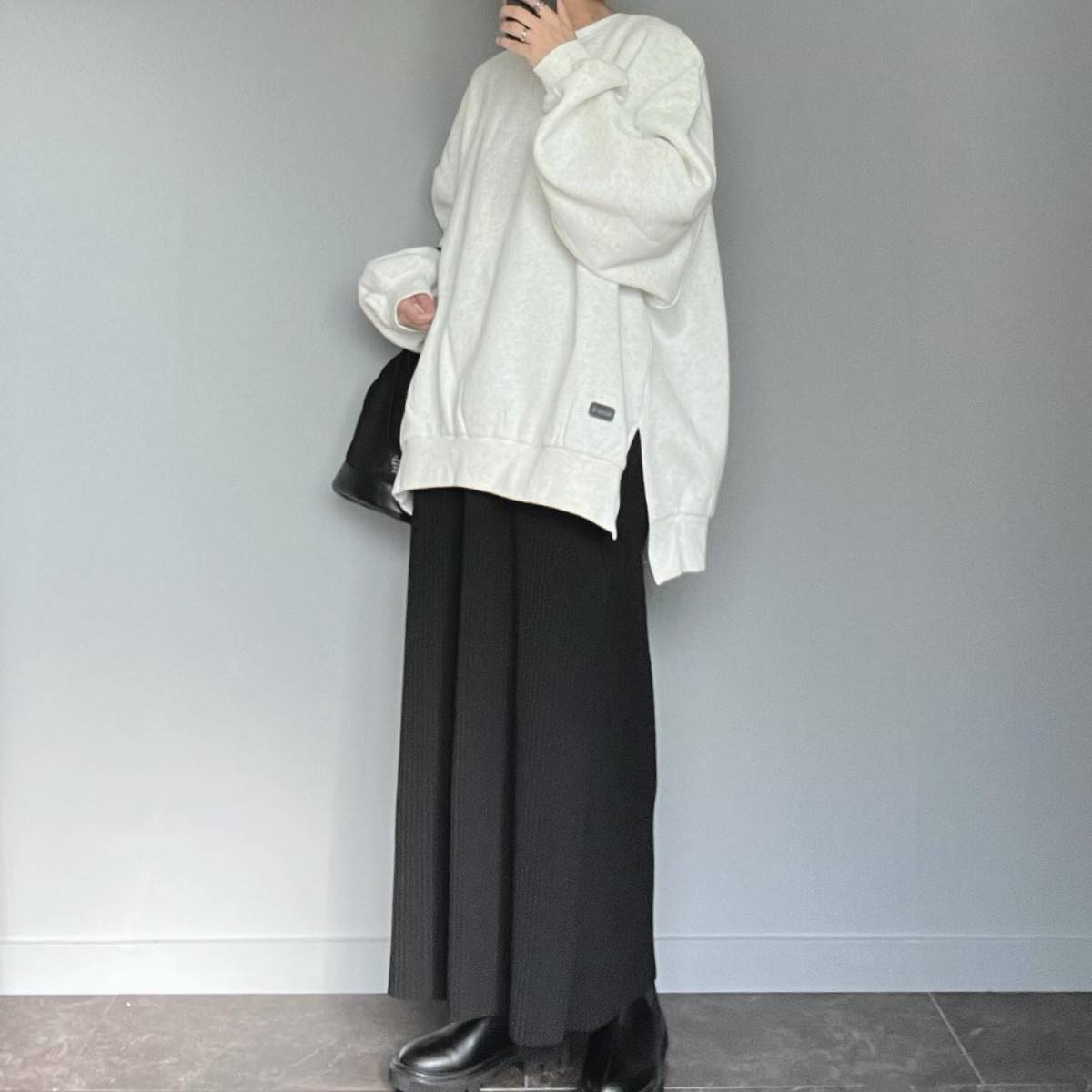 モノトーンコーデの女性