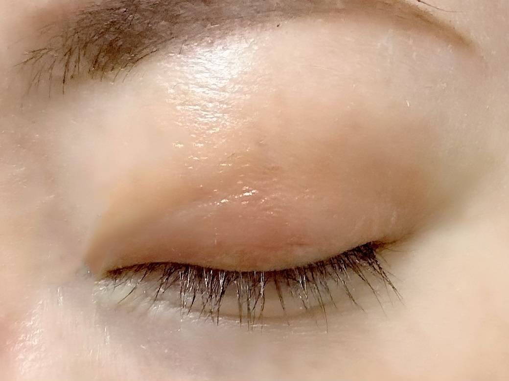 クリームアイシャドウを瞼に塗った色見