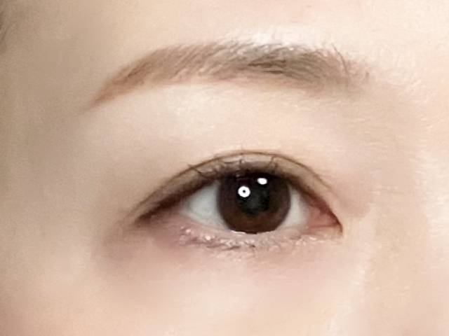 涙袋なし 目元アップ