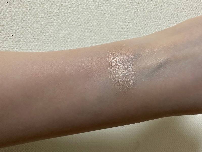 &beクリームアイシャドウを腕にスウォッチした画像