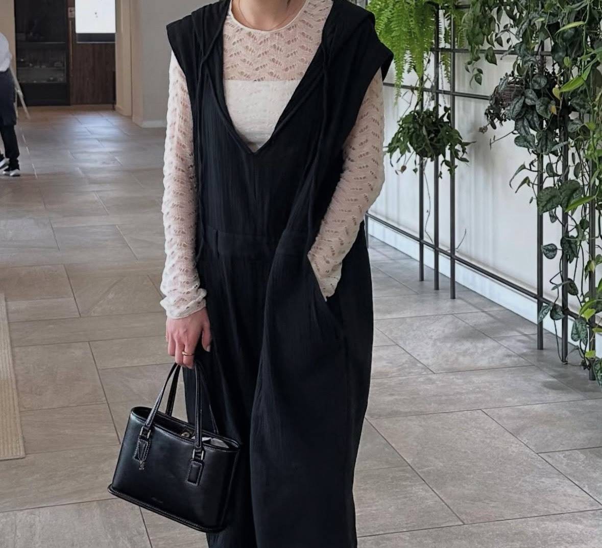 Vネックオールインワンコーデ