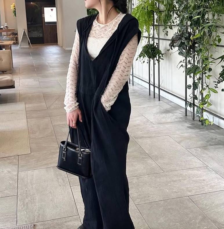 Vネックオールインワンコーデ