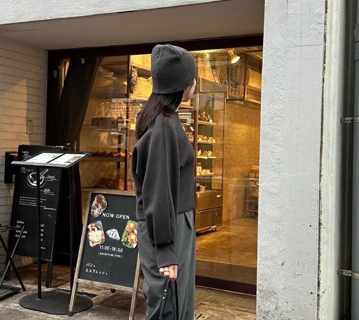 グレーのビーニーを使ったコーデ