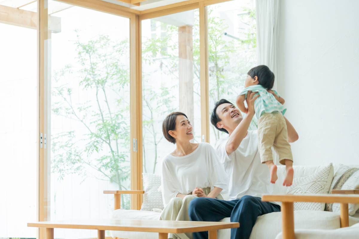 子どもを抱く人