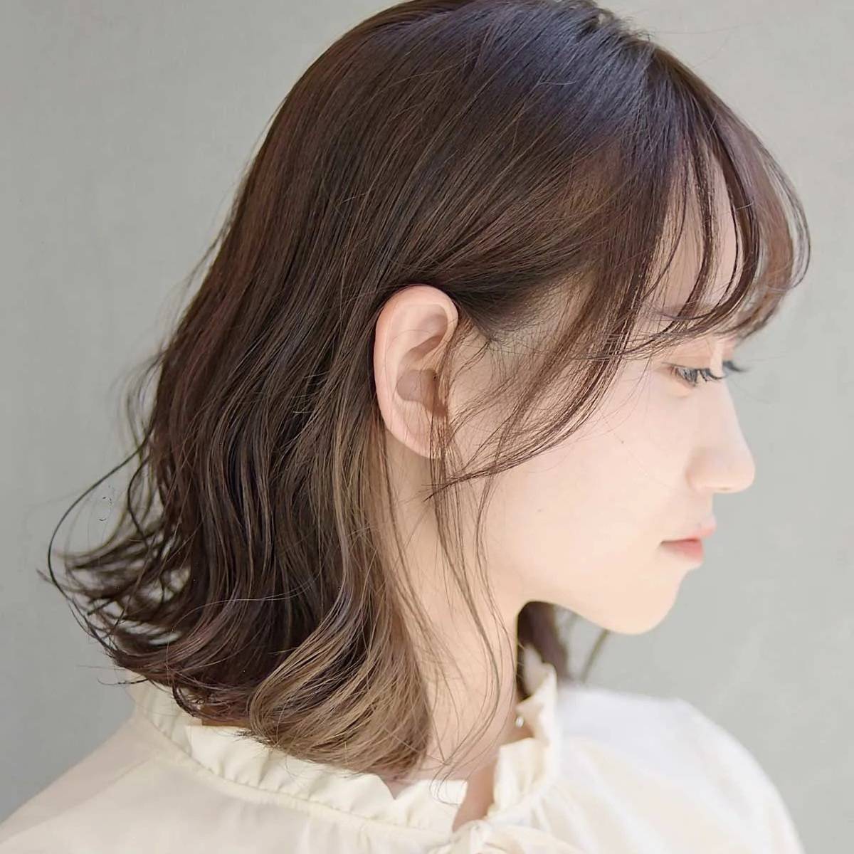 イヤリングカラーのフェミニンボブ