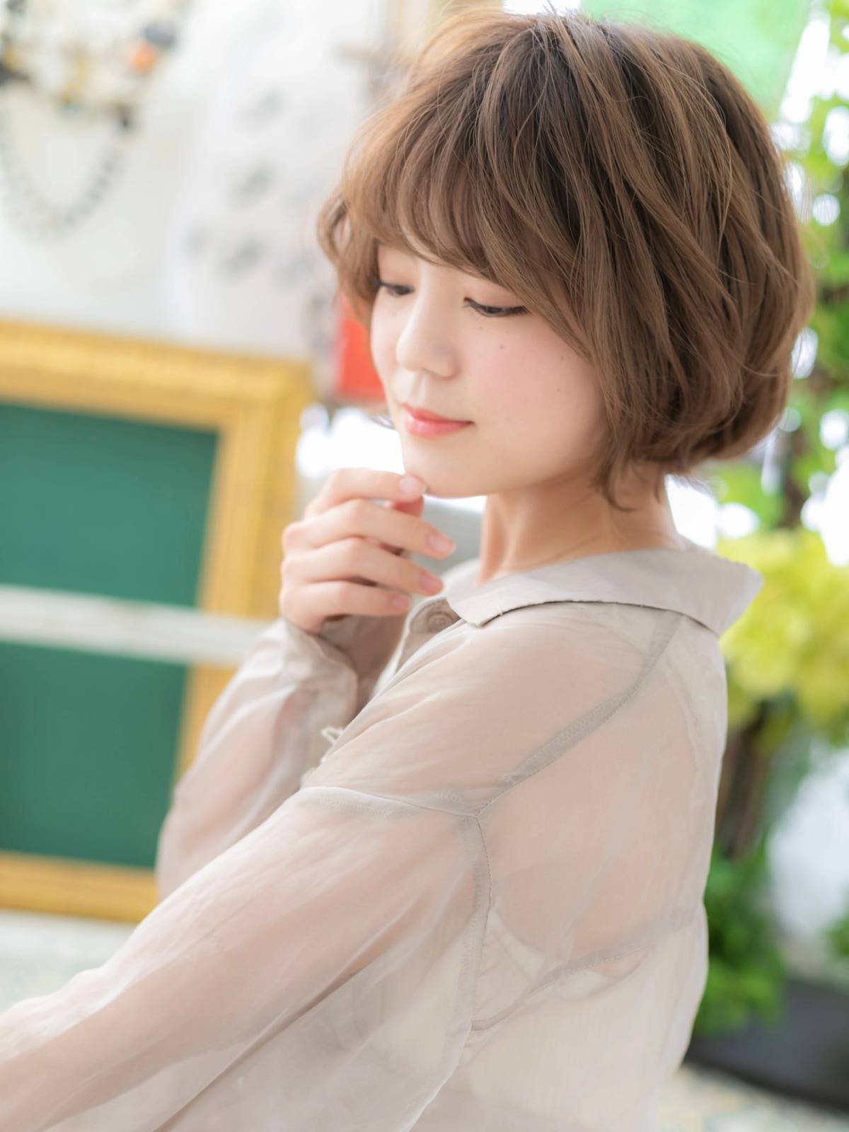 ニュアンスベージュのふんわりショート