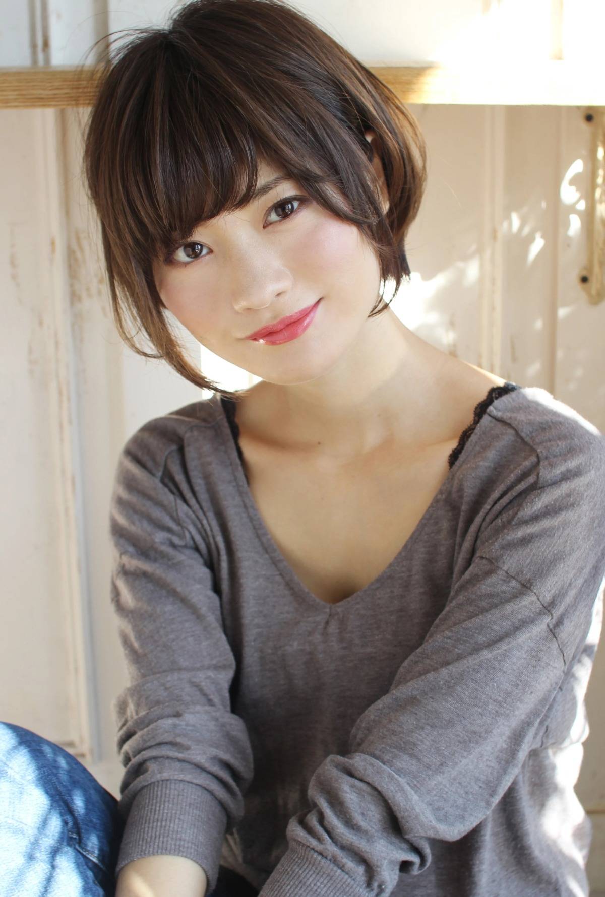 サイド長めのフェミニンショート