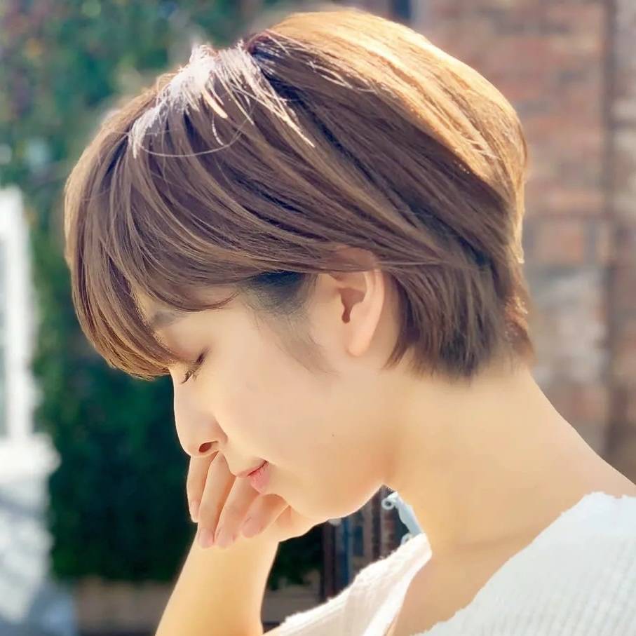 前下がりレイヤーショート