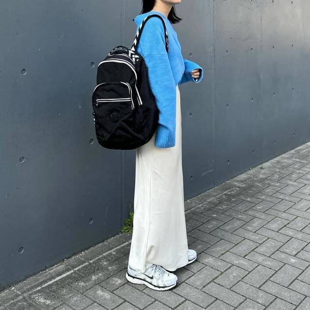 カラーニット×白スカート