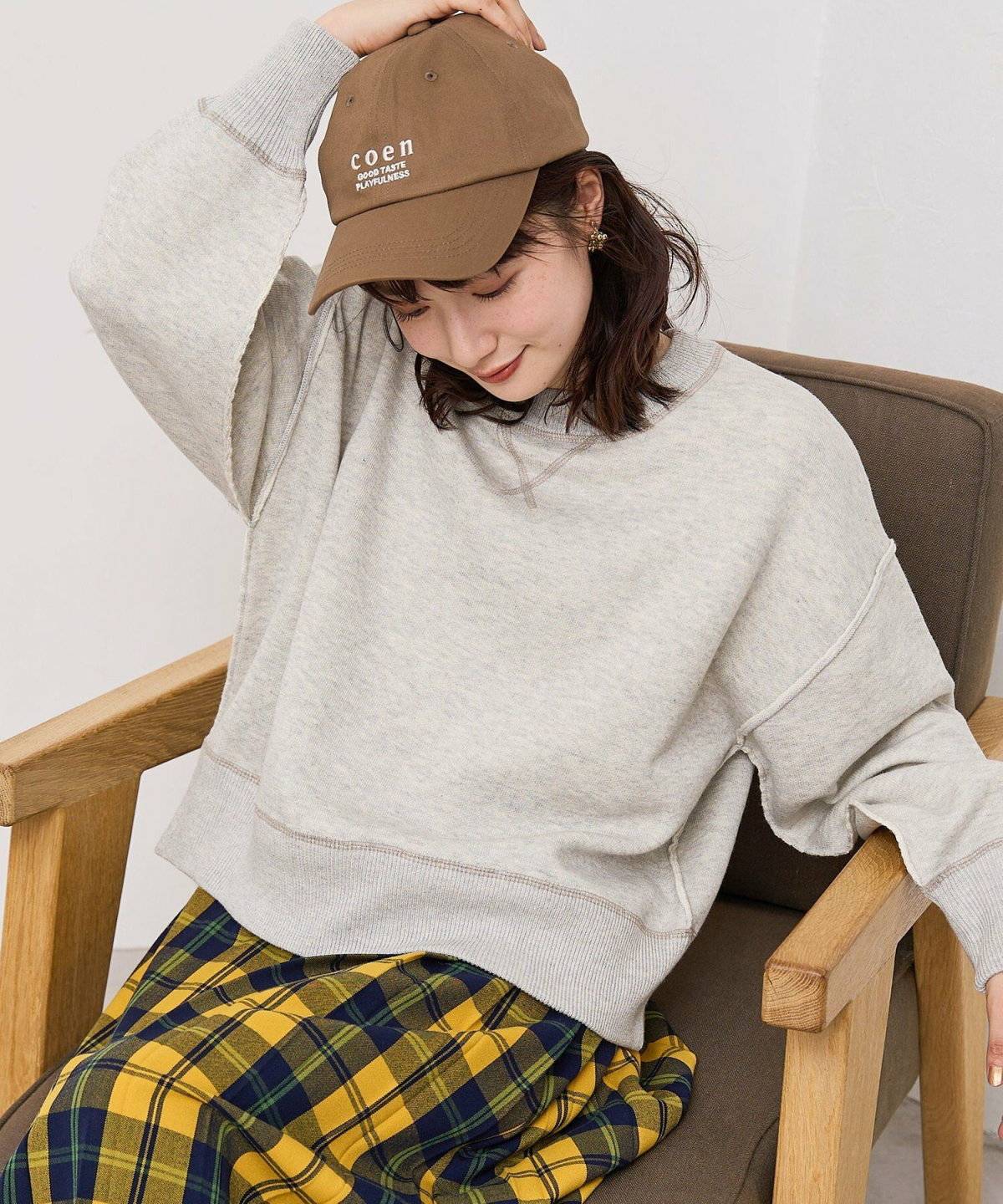 スカートコーデの女性