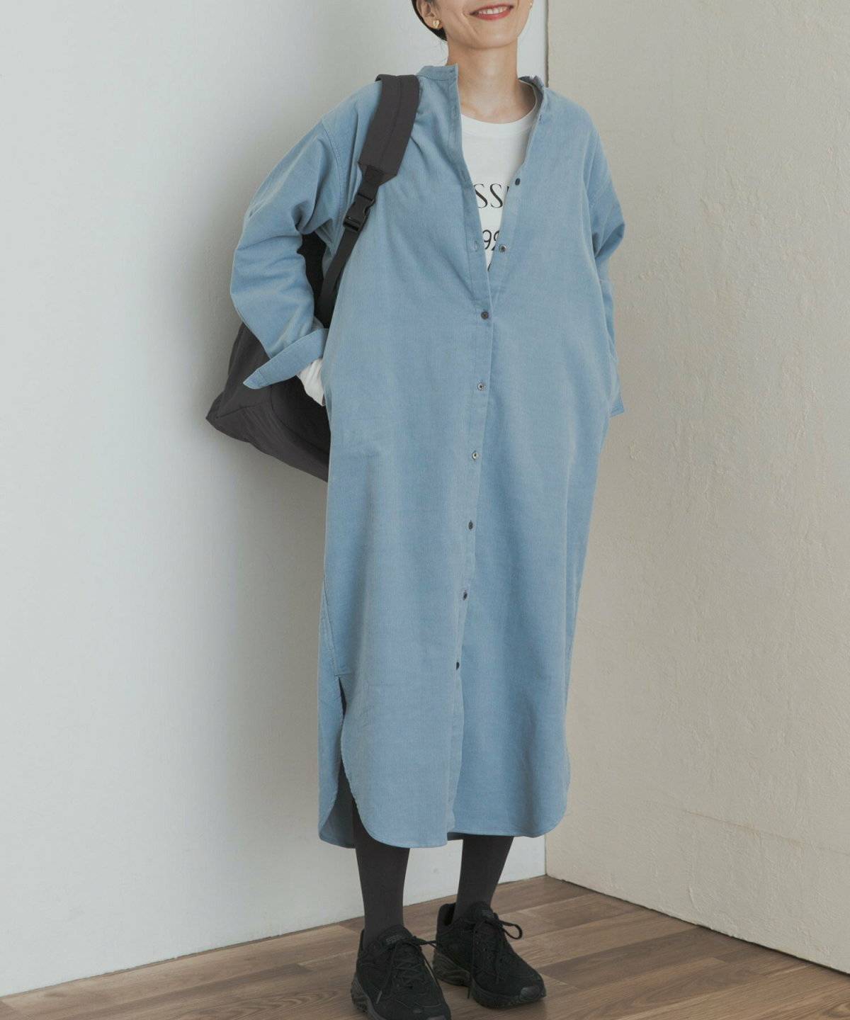 ワンピースコーデの女性