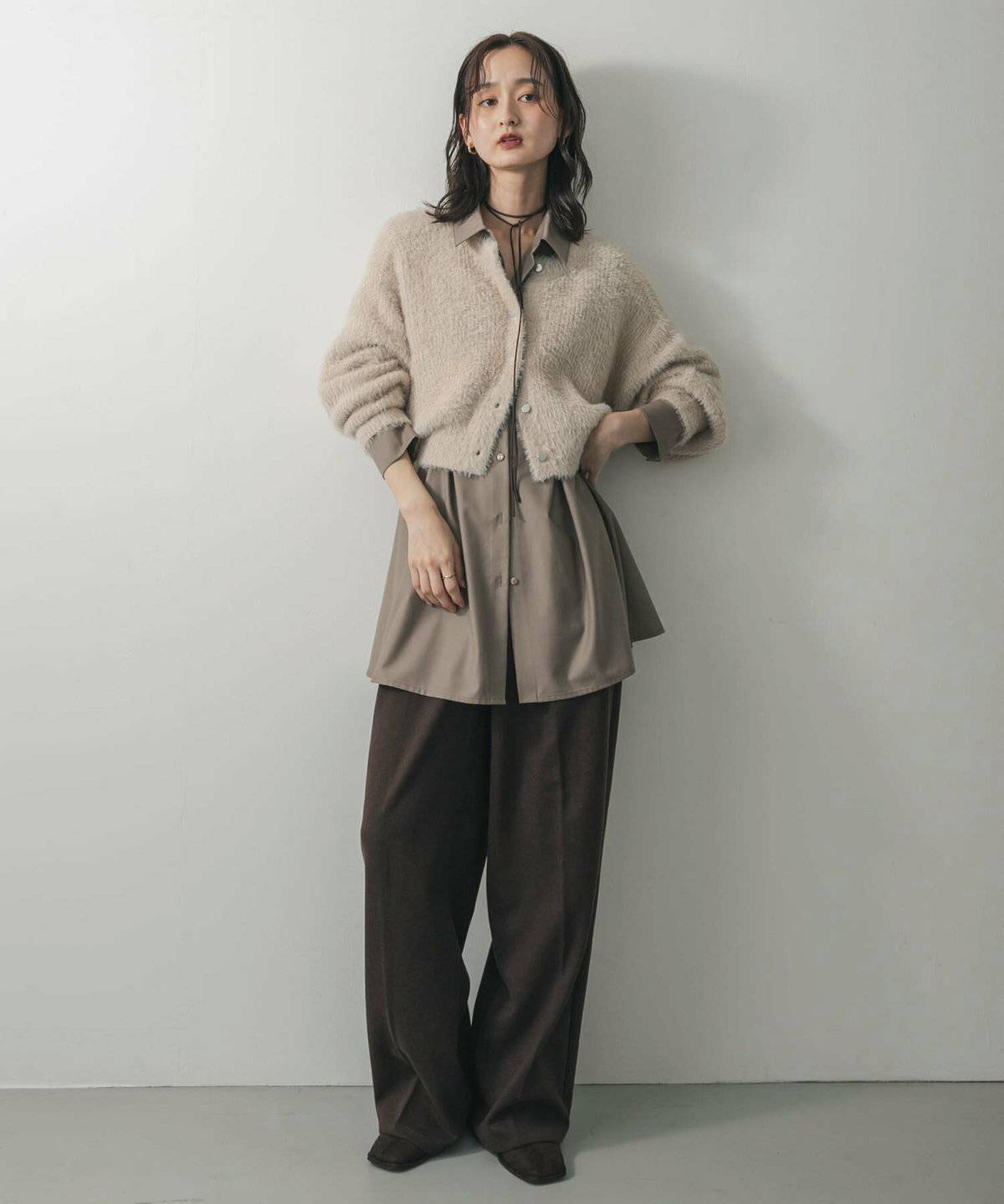 パンツコーデの女性