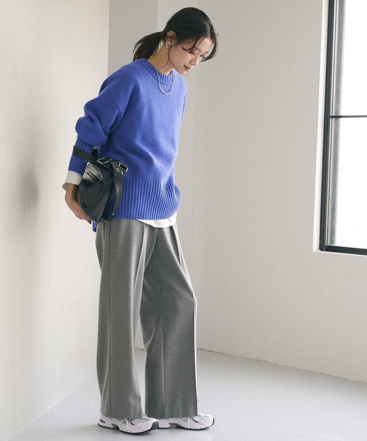 パンツコーデの女性