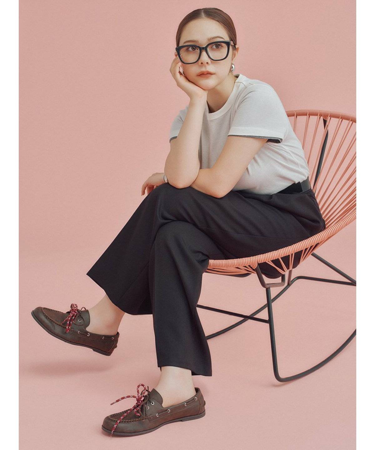 パンツコーデの女性