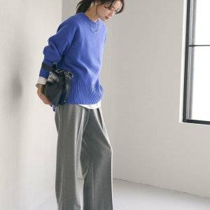  パンツコーデの女性 