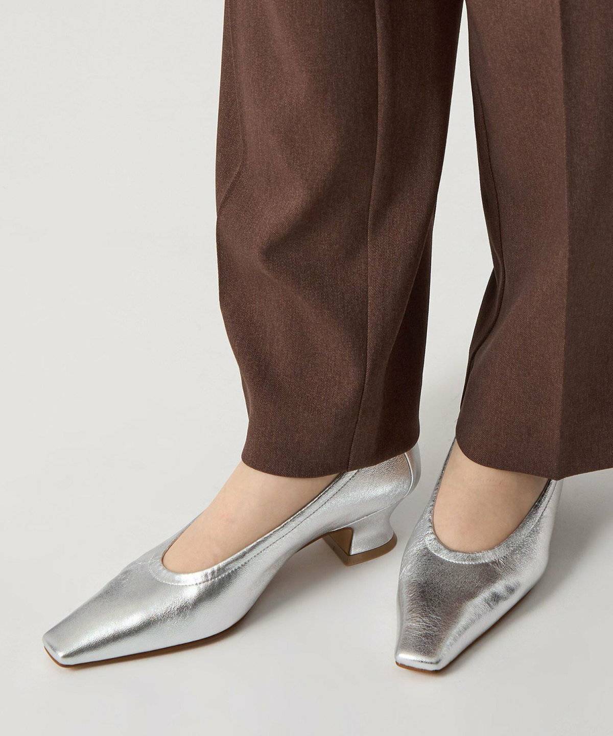 パンツコーデの女性