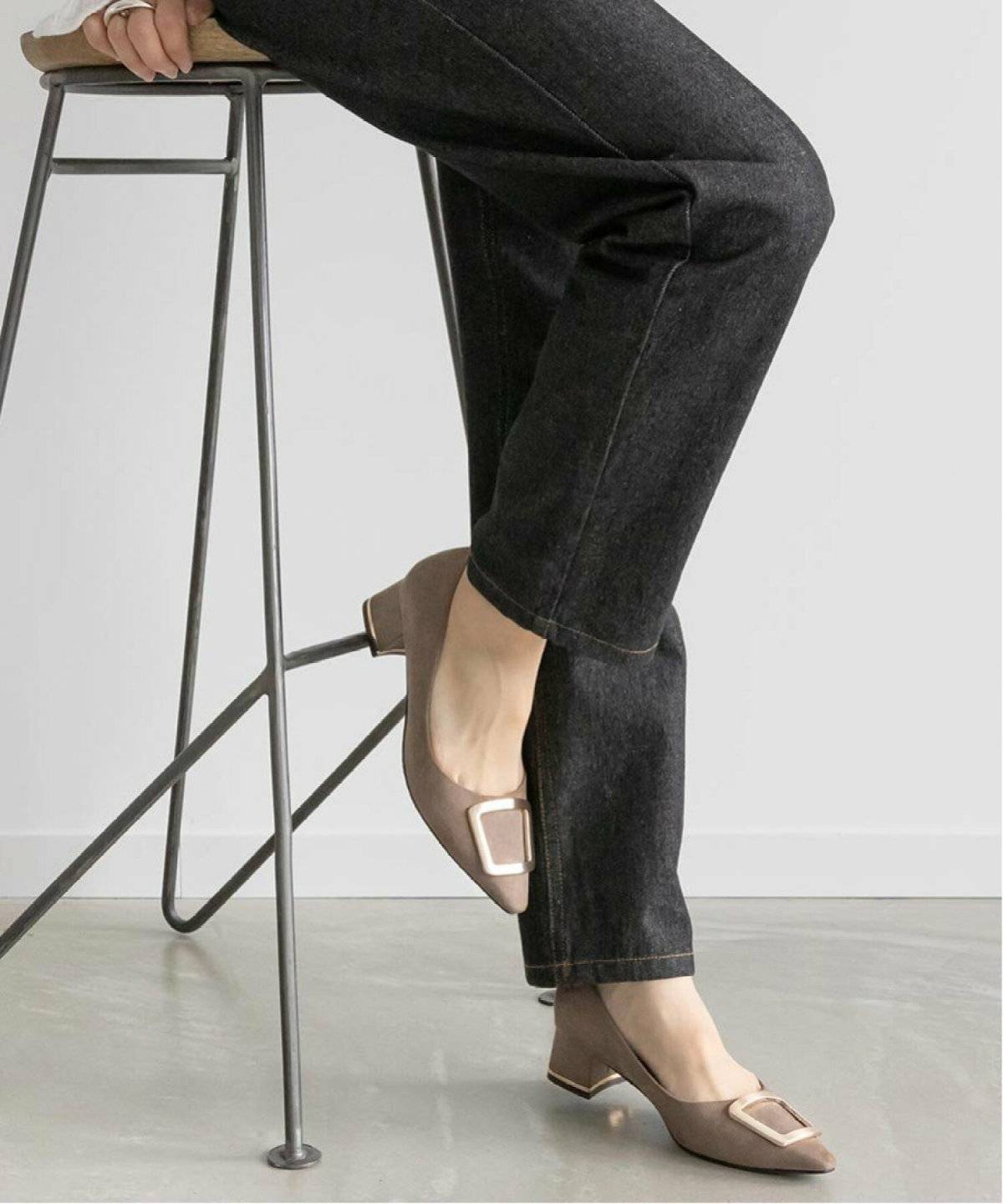 パンツコーデの女性