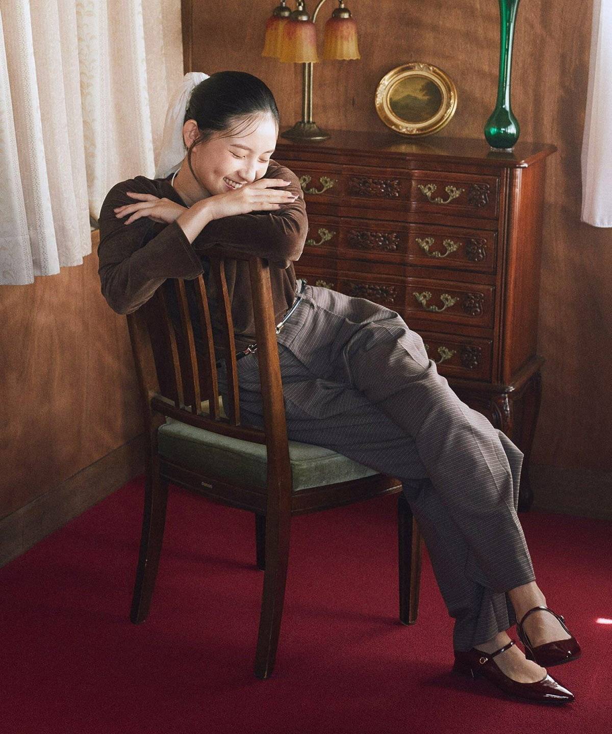 パンツコーデの女性