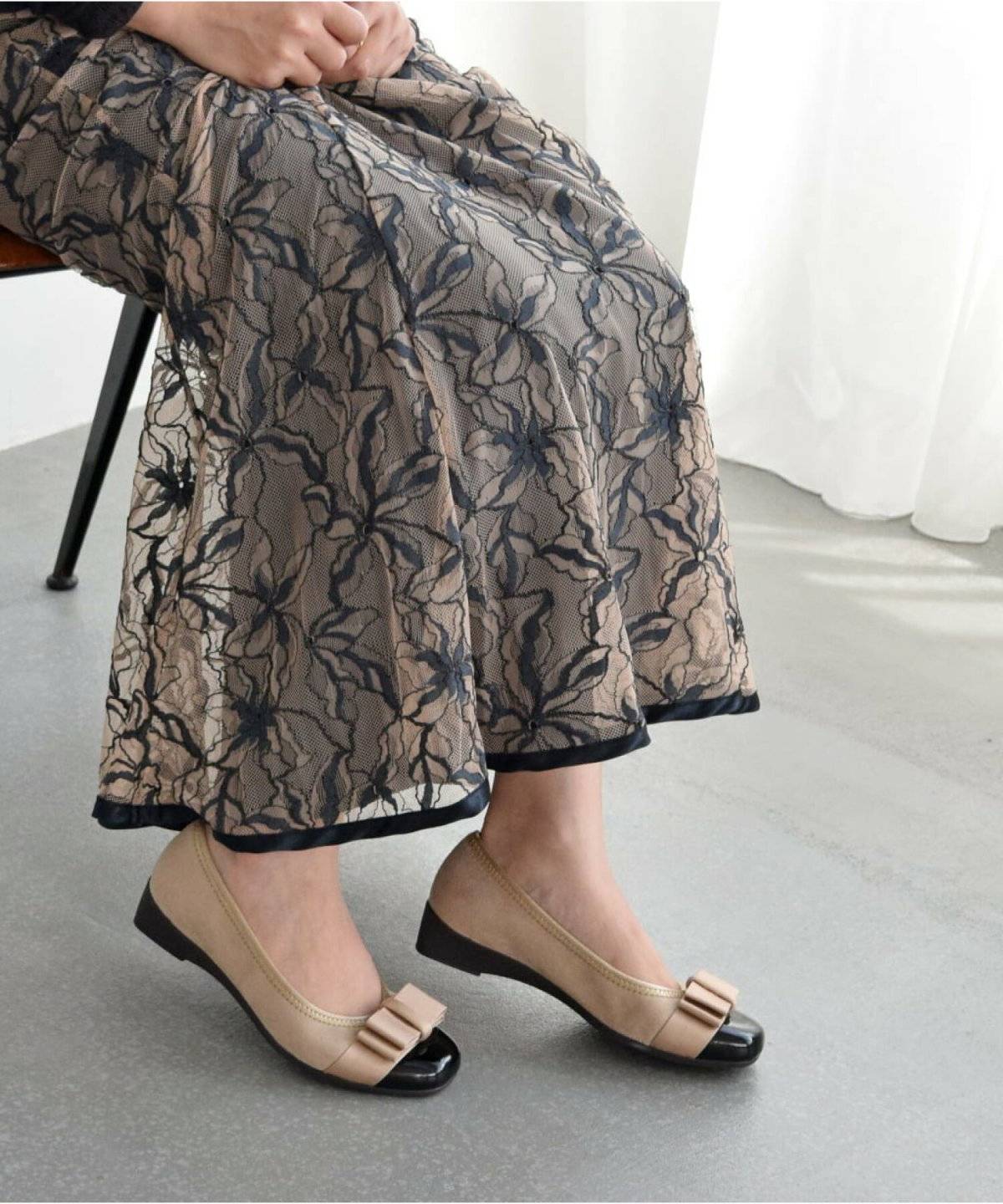 スカートコーデの女性