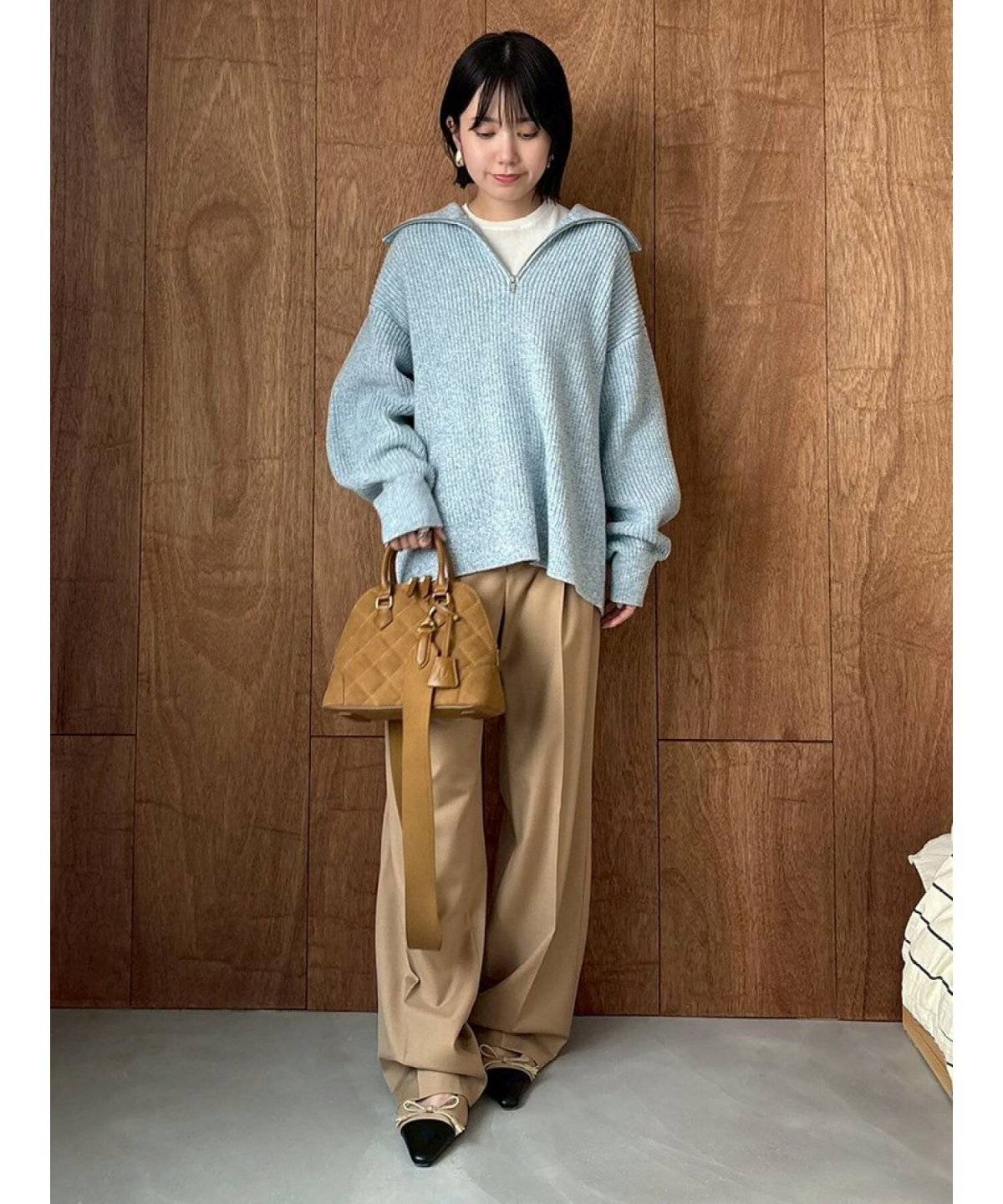 パンツコーデの女性